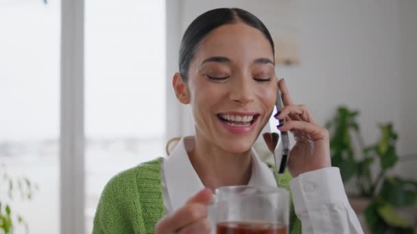 Llamando Chica Sorbiendo Riendo Lugar Doméstico Cerca Feliz Mujer Sonriente — Vídeo de stock