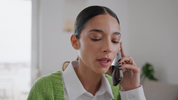Σοβαρή Κυρία Που Τηλεφωνεί Στο Κινητό Και Μιλάει Κοντινό Διαμέρισμα — Αρχείο Βίντεο
