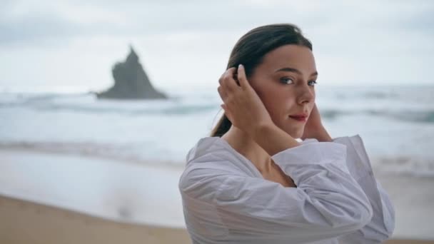 Linda Chica Suave Posando Playa Sombría Tocando Primer Plano Pelo — Vídeo de stock