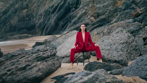Menina Elegante Sedutor Posando Costa Pedra Vestindo Terno Vermelho Sexy — Vídeo de Stock