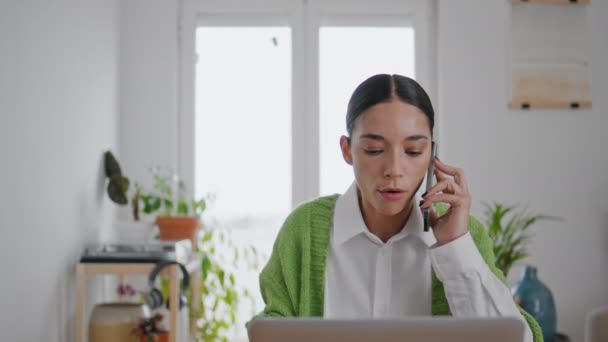 Empresaria Nerviosa Hablando Teléfono Móvil Primer Plano Del Lugar Trabajo — Vídeo de stock