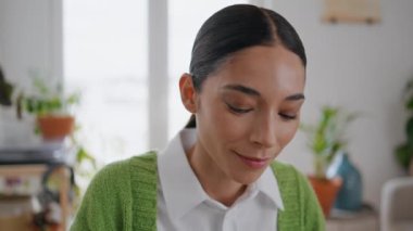 Gülümseyen iş kadını portresi oda içi kamerasına poz veriyor. Yakın çekim odaklı öğrenci kız yurtiçinde özenle çalışıyor. Esmer kadın, hafif apartmandan esinlenerek hobisinden zevk alıyor.