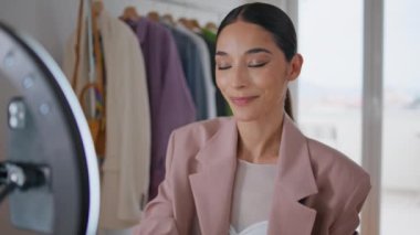 Vlogger kızı göz farı paleti gösteriyor. Güzellik blogcusu kadın cep telefonu kamerasında günlük makyaj rutin dersini çekiyor. Etkilenen kadın canlı yayın Kozmetik Ürünleri İncelemesi