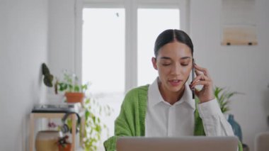 Duygusal kız, yakın çekimde telefonla konuşuyor. Sinirli iş kadını akıllı telefondan konuşuyor. Duygusal olarak el kol hareketi yapıyor. Sinirli, serbest çalışan, tatmin olmamış, iş yerinde stres hisseden biri.