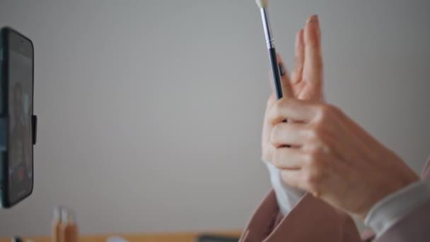 Blogger Mão Mostrando Escova Para Câmera Smartphone Close Apartamento Mulher — Vídeo de Stock