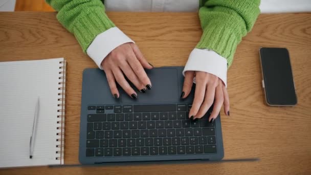 Oigenkännlig Kvinna Arbetar Laptop Hemmakontoret Närbild Lady Händer Skriva Dator — Stockvideo