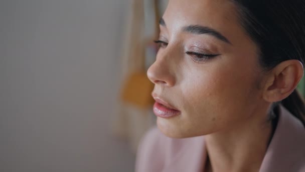 Närbild Modell Tillämpa Läppstift Hemma Makeup Artist Kvinna Ansikte Rita — Stockvideo