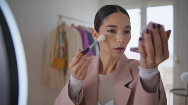 Visage Influencer Tillämpa Pulverinspelning Skönhet Blogg Rummet Närbild Makeup Artist — Stockvideo