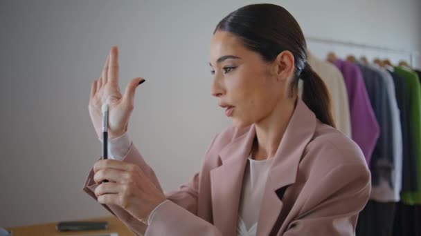 Woman Blogger Broadcasting Makeup Video Tutorial Home Closeup Popular Influencer — Stock Video