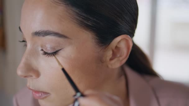Closeup Woman Applying Eyeliner Makeup Room Interior Visagiste Lady Face — Stock Video