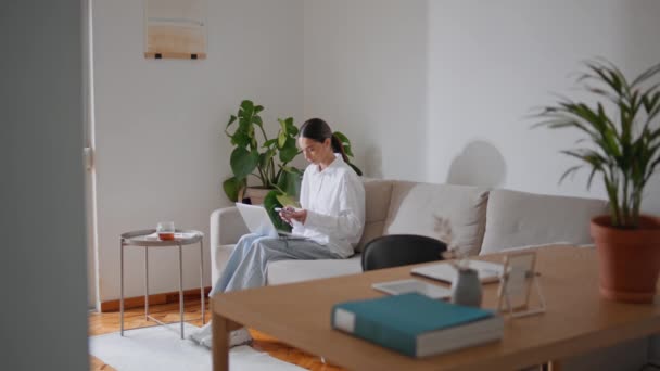 Entspannte Geschäftsfrau Die Allein Hause Sofa Arbeitet Konzentrierte Frau Lernt — Stockvideo