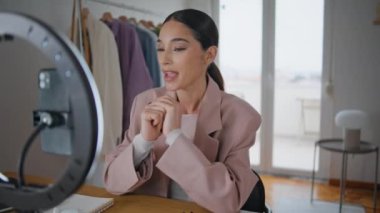 Evde internet işitsel video blogu konuşan mutlu bayan. Kadın Etkilenen 'i kapatın canlı yayın kozmetik ana sınıfı sadece içeride güzellik ürünleri gösteriyor. Çevrimiçi öğrenme kavramı