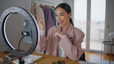 Gülümseyen kadın blog abonelerini selamlıyor. Genç bayan blogcu duygusal iletişim kuruyor. Nüfuzlu kişi tripodla akıllı telefona konuşuyor. İnternet canlı yayın kavramı