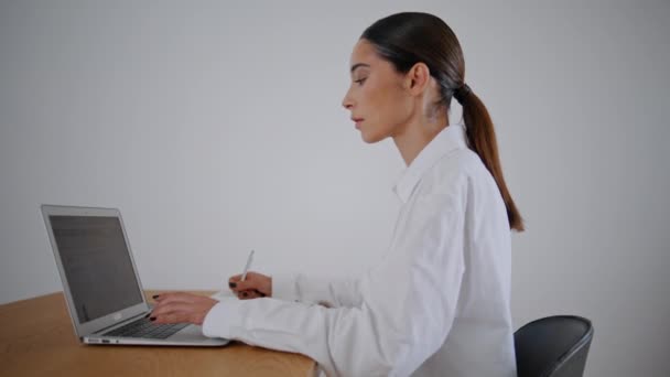 Affärskvinna Arbetar Hem Bord Med Modern Bärbar Dator Närbild Fokuserad — Stockvideo