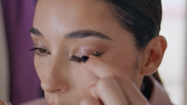 Makyajcı Kadın Odaya Yakın Çekim Yaparken Kirpik Sürüyor Vizeci Kadının — Stok video