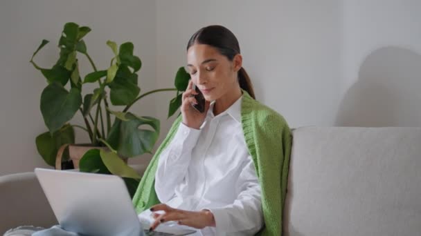 Parler Freelance Appelant Téléphone Portable Appartement Gros Plan Heureuse Étudiante — Video