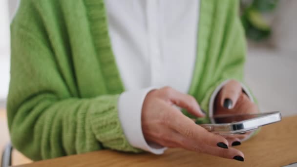 Ahşap Masa Kapanışında Akıllı Telefon Postası Yazan Bir Kadın Cep — Stok video
