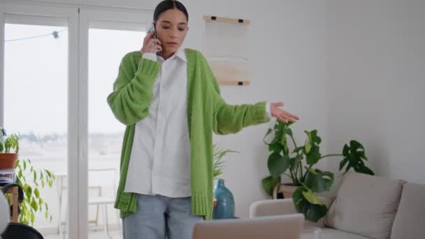Gesture Empresária Chamando Telefone Celular Andando Quarto Mulher Confusa Comunicando — Vídeo de Stock