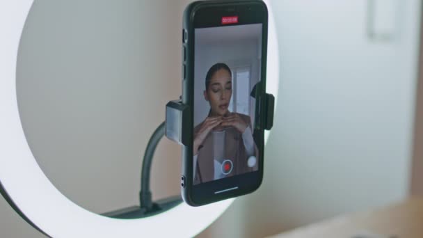 Kadın Nüfuzlu Biri Evde Online Cep Telefonu Görüntüsünü Inceliyor Kapanış — Stok video
