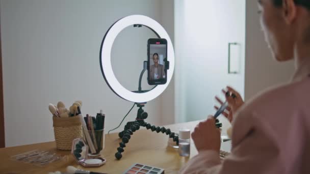 Makyaj Sanatçısı Evde Cep Telefonu Görüntüsünü Gözden Geçiriyor Kapanışı Yapan — Stok video