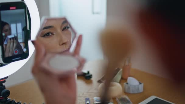Etkilenen Kadın Eve Yakın Çekim Aynası Ile Makyaj Yapıyor Güzellik — Stok video