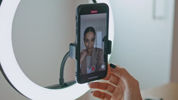 Beauty Blogger Begon Met Het Opnemen Van Video Mobiele Telefoon — Stockvideo