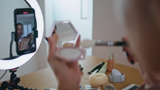 Žena Visagistka Která Používá Kosmetiku Dívá Zblízka Zrcadla Profesionální Make — Stock video