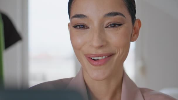 Closeup Makeup Blogger Μιλάμε Smartphone Στο Διαμέρισμα Ενθουσιασμένη Χαμογελαστή Γυναίκα — Αρχείο Βίντεο