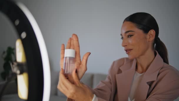 Mluvící Blogger Ukazuje Kosmetické Mobilní Telefon Ateliéru Detailní Kráska Ovlivňující — Stock video