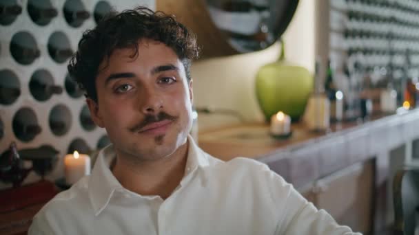 Retrato Atractivo Joven Bigotudo Sentado Restaurante Lujo Con Camisa Blanca — Vídeo de stock
