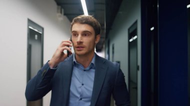 Gülümseyen bir çalışan akıllı telefon koridorunu kapatıyor. Güvenilir avukat iş ortağıyla iş görüşmesi için görüşmeye gider. Yakışıklı mutlu yönetici iş danışmanlığı istemcisini uzaktan terk ediyor.