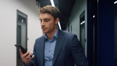 Başarılı bir yatırımcı cep telefonuyla konuşuyor. Endişeli yönetici nöbetçi olarak sorunları çözmeyi tartışıyor. Yakışıklı bir yönetici, bilgiyi açıklama fikrini reddediyor. İş adamı işten çıkıyor..