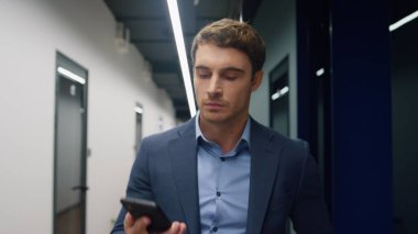 Kapanış müteşebbis ofiste arama yapıyor. Başarılı bir yönetici cep telefonuyla konuşuyor. Güvenilir finansal analist, şirket müşterisine danışıyor. Yakışıklı avukat, müşteri toplantısına gidiyor.