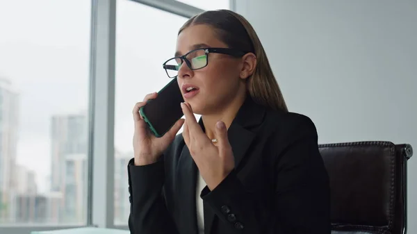 Gerente Oficina Quejándose Primer Plano Del Teléfono Mujer Trastornada Habla —  Fotos de Stock