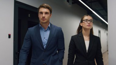 İş adamları koridorda birlikte yürüyorlar. Başarılı yönetici kadrosu, çağdaş iş merkezinde toplanıyor. Finansal danışmanlık uzmanları işyerinden ayrılıyor. Şirket takım çalışması konsepti