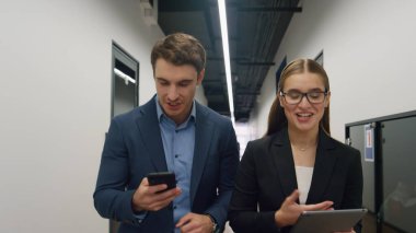 Yürüme salonu projesini tartışan mutlu meslektaşlar. Finansal analistler, tablet danışman müşterilerini kullanırlar. Gülümseyen işadamı başarılı anlaşmayı kutluyor verileri kontrol ediyor. Neşeli ekip sonuçları paylaşıyor