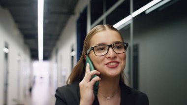 Ofiste telefonla konuşan mutlu bir iş kadını. Gülümseyen menajer zafer haberlerini iş ortağıyla paylaşıyor. Müşteri toplantısından sonra çekici bir avukat. Proje başarı kavramı.