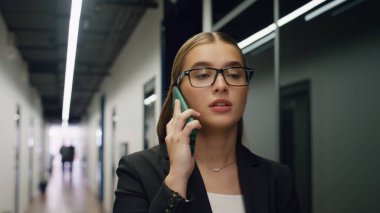 Kendine güvenen bir yönetici akıllı telefon koridorunu kapatır. Şirketin CEO 'su iş ortağıyla konuşuyor. İş görüşmesi yapan çekici bir iş kadını. Liderlik mesleki kavram.