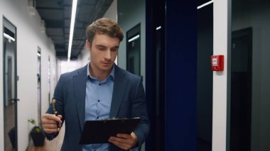 Ofis çalışanı pano kağıtlarını kontrol ediyor. Odaklanmış pazarlama müdürü koridor müşteri toplantısına git. Düşünceli iş adamı mali raporları analiz ediyor. Yakışıklı profesyonel plan çizelgesi 