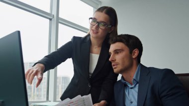 Mali verileri analiz eden bir ofis çalışanı. Dost canlısı işçiler, çağdaş işyerlerinde dokümanları tartışırlar. İş ekibi birlikte çalışıyor. Başarılı danışman danışman stajyer