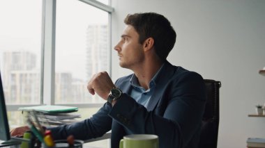 Cam ofiste klavyeyi daktilo eden adam gibi düşün. Modern işyerindeki iş projesinde çalışan yaratıcı tasarımcı. Odaklanmış analist başarılı bir yönetici yatırım finans raporu hazırlıyor.