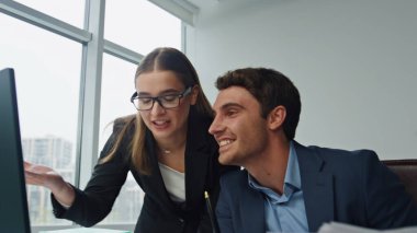 Kapalı ofis müdürü iş arkadaşınla konuştuklarını açıklıyor. Proje ekibi bilgisayardaki mali raporları analiz ediyor. Güzel bir iş kadını danışmanı belgeleri tartışır. Şirket takım çalışması kavramı