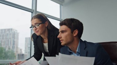 Yöneticilerin analiz ekibi bilgisayarın kapandığını bildiriyor. Ofisteki mali verileri analiz eden iki üzgün çalışan başarısız bir anlaşma yaptı. İş ortakları sorunları çözmek için kağıt atıyorlar..