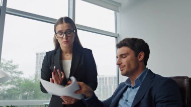 Kızgın patron kağıtları fırlatıp işçiyle konuşuyor. Ofiste kavga eden iki yönetici. Hataları açıklayan, bahaneler üreten üzgün bir kadın. Gergin adam, belgeleri inceliyor. Çalışma baskısı kavramı