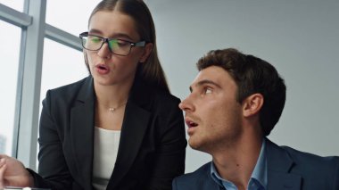 Proje ekibi bilgisayar verilerini kontrol ediyor. Ofis danışmanı, finansal istatistikleri analiz eden bir çalışana yardım ediyor. Şirket asistanı, danışman patronu açıklıyor. Ortaklar bütçe stratejisi planlıyor.