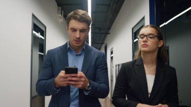 Kendine güvenen patron asistanı ayarlamaları yapıyor. Ofis stajyeri telefon daktilo notları yazıyor. Güzel bir iş kadını müdürü talimatları iş merkezine götürüyor. Kurumsal iletişim kavramı