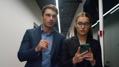 Kadın asistan patron planlama programı hakkında konuşuyor. İş ortakları beyin fırtınası projesini tartıştılar. Akıllı telefon kullanarak not alan güzel bir iş kadını. Başarılı avukatlar ofis koridorunda yürüyor.