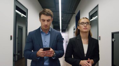 İş ortakları ofiste birlikte yürüyorlar. Odaklanmış yönetici akıllı telefon arama ağını çalıştırıyor. Profesyonel ekip çağdaş finans merkeziyle görüşmeye gidiyor. Avukatlar ortaklık kavramı.