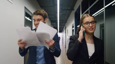 İş ekibi zafer yürüyüşü merkezinin keyfini çıkarıyor. Yöneticiyle telefonda konuşma başarısı olan başarılı haberler. Evrakları atan coşkulu adam salonda sevinç çığlıkları atıyor. Kurumsal zafer kavramı