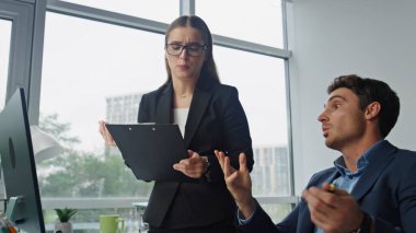 İş ekibi ofiste projeyi tartışırken el sıkışıyor. Gülümseyen asistan yakışıklı yönetici için plan çizelgesi tutuyor. Pazarlama uzmanları başarılı anlaşma tanıtımını kutladı.